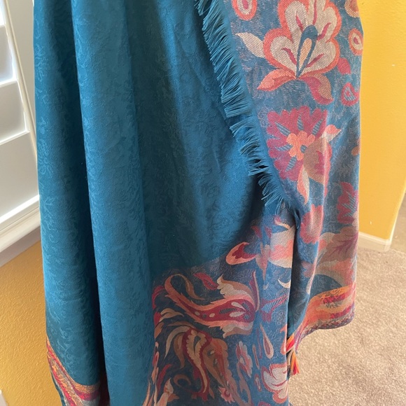 Elegant rich teal blue woven woolen shawl. Perfect for winter n spring !! - Picture 2 of 3